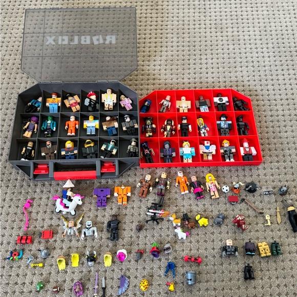 LOT OF ROBLOX FIGURES & ACCESSORIES